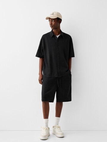 Bershka Regular Shorts in Schwarz