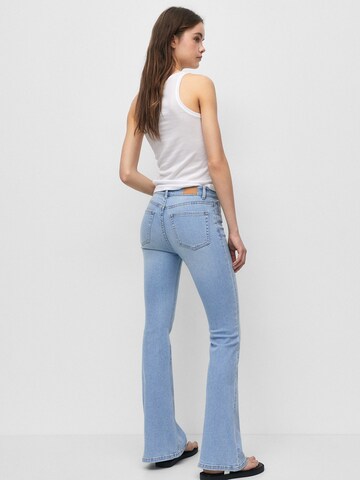 Pull&Bear Flared Jeans in Blau