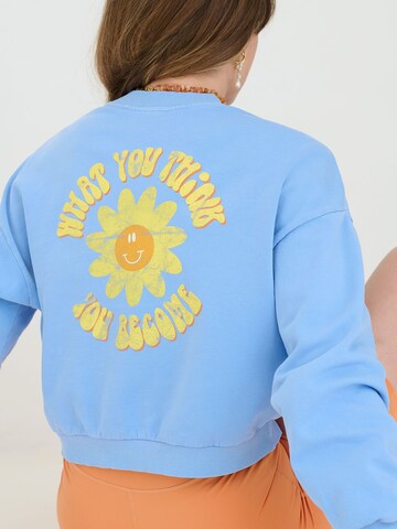 Sweat-shirt 'Valerie' ABOUT YOU x Sofia Tsakiridou en bleu