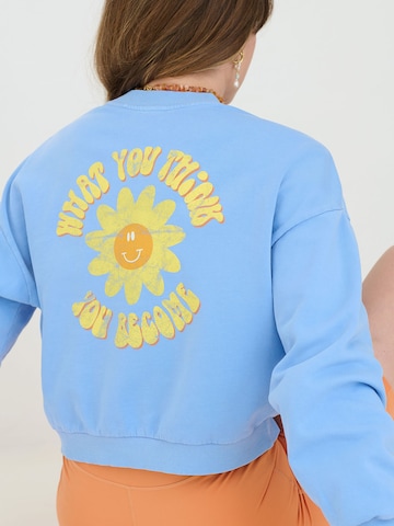 ABOUT YOU x Sofia Tsakiridou Sweatshirt 'Valerie' (GOTS) in Blau