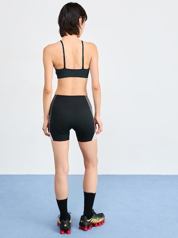 NIKE Τρίγωνο Αθλητικό σουτιέν σε μαύρο