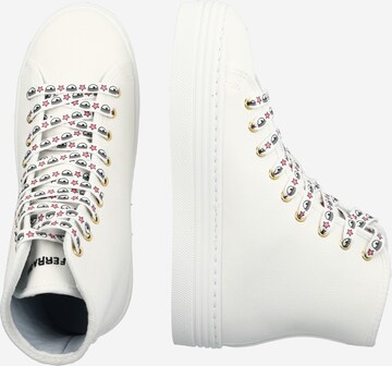 Sneaker alta di Chiara Ferragni in bianco