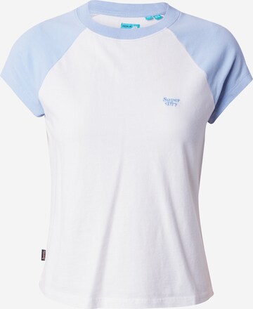 T-shirt 'Essential' Superdry en blanc : devant