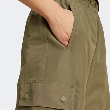 ADIDAS ORIGINALS - Loosefit Calças cargo 'ESS' em verde
