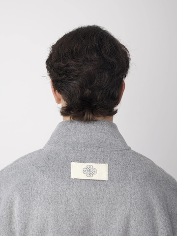 Giacca di mezza stagione 'Snap-Tab Collar Blouson' di SHAMBLES in grigio