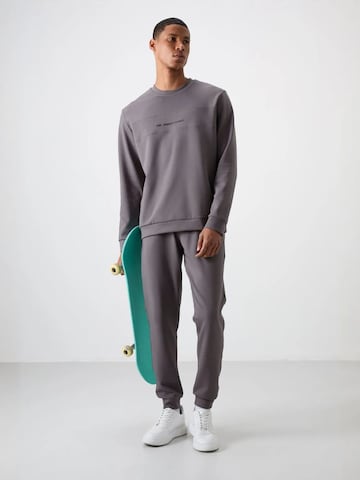 Tommy Life - Fato de jogging em cinzento: frente