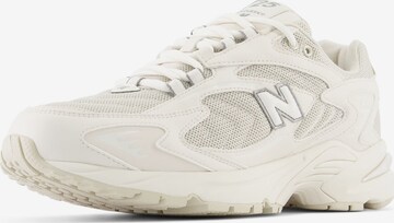 Baskets basses '725V1' new balance en beige : devant