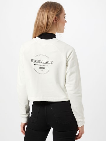 ABOUT YOU x GNTM Sweatshirt 'Xenia' in White