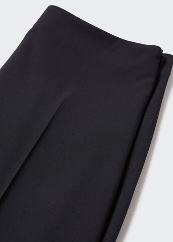 Wide leg Pantaloni cu dungă 'Oliver' de la MANGO pe negru