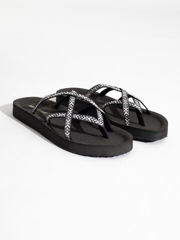 Minnetonka - Sandalias de dedo 'Hanna' en negro