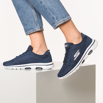 SKECHERS Sneaker 'Go Walk 5 Lucky' in Blau