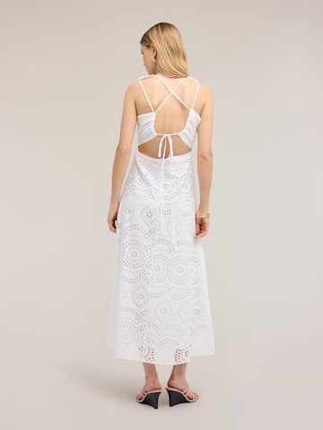 Robe MOTIVI en blanc