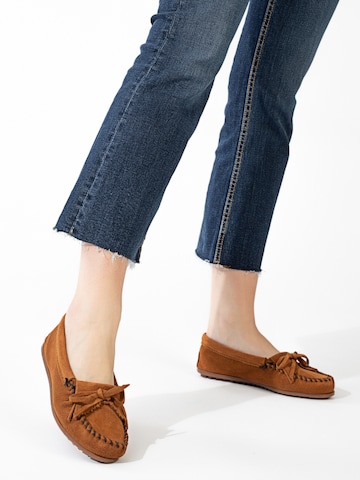 Minnetonka Moccasin 'Kilty' in Brown: front