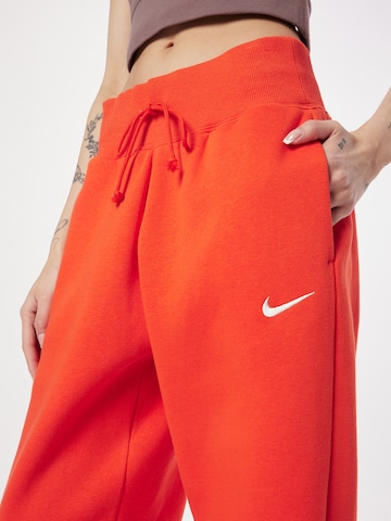 Nike Sportswear Tapered Παντελόνι 'Phoenix Fleece' σε κόκκινο