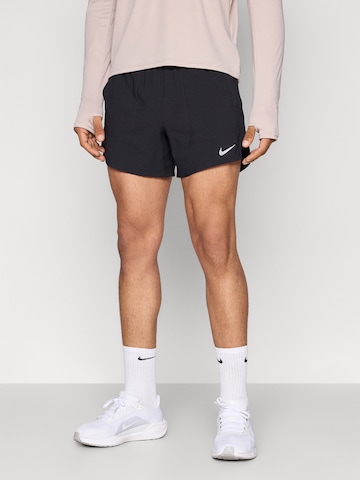 NIKE Szabványos Sportnadrágok 'STRIDE' - fekete: elől