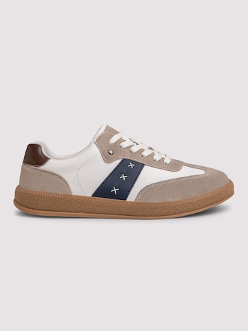 Pantofi de la Ombre pe alb
