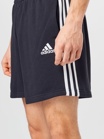 ADIDAS SPORTSWEAR Štandardný strih Športové nohavice 'Essentials' - Čierna