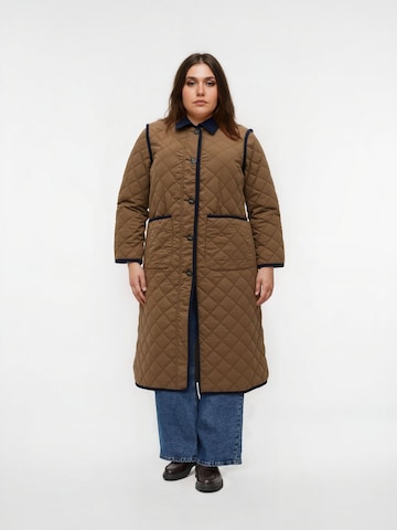 Vero Moda Curve Winterjas in Groen: voorkant