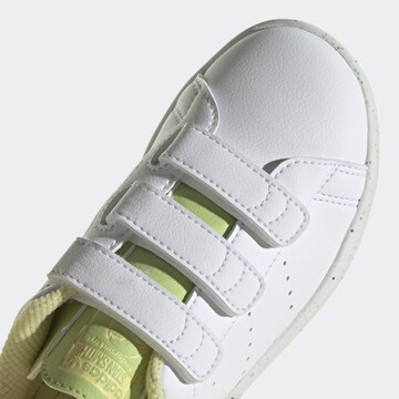 balts ADIDAS ORIGINALS Brīvā laika apavi 'Tiana Stan Smith'