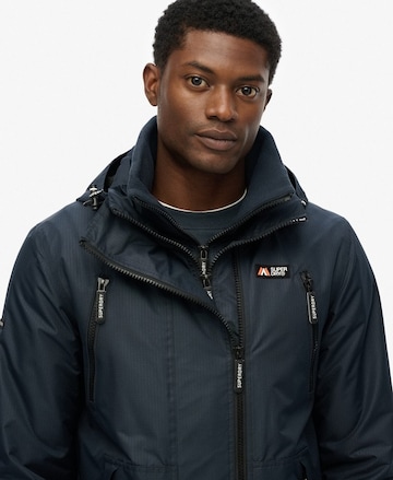Veste mi-saison 'Mountain' Superdry en noir