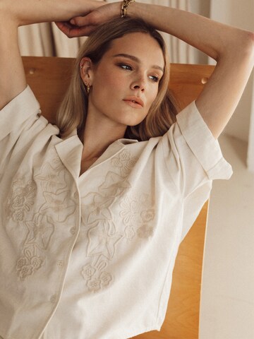 Honnête Atelier Blouse 'Clover' in Beige