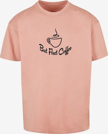 Merchcode Shirt 'But First Coffee' in Roze: voorkant