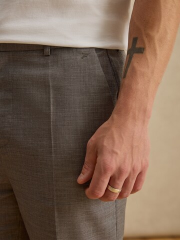 DAN FOX APPAREL Regular Pressveckad byxa 'Vincenzo' i grå