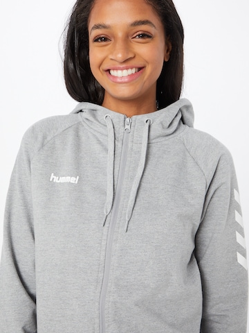 Hummel Sportsweatjacke in Grau