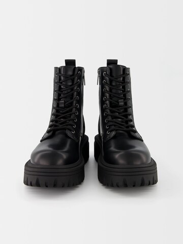 Boots stringati di Bershka in nero