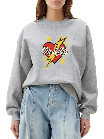 Felpa 'Women's Crew Neck Sweatshirt with Red Heart Peach Print, Loose Long Sleeve Fleece Pullover' di GORHEY in grigio: frontale