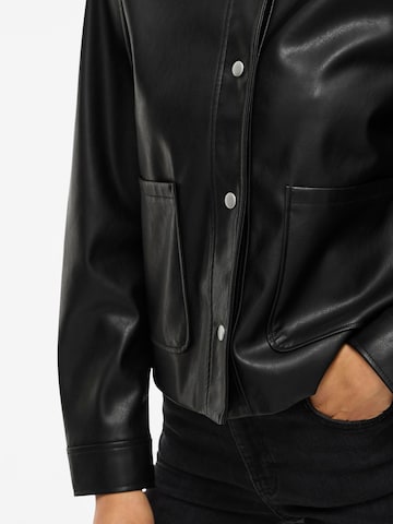 VILA - Chaqueta de entretiempo en negro