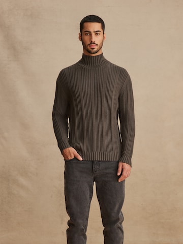 DAN FOX APPAREL Sweater 'Devran' in Grey: front