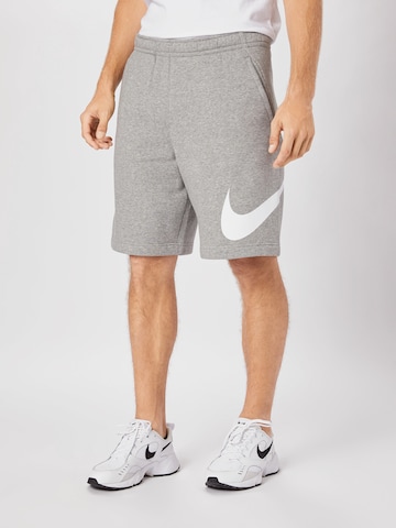 Nike Sportswear Shorts in Grau: predná strana