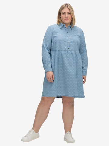 Robe-chemise SHEEGO en bleu : devant