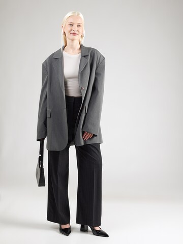 ABOUT YOU Shirt 'Loretta' in Bruin