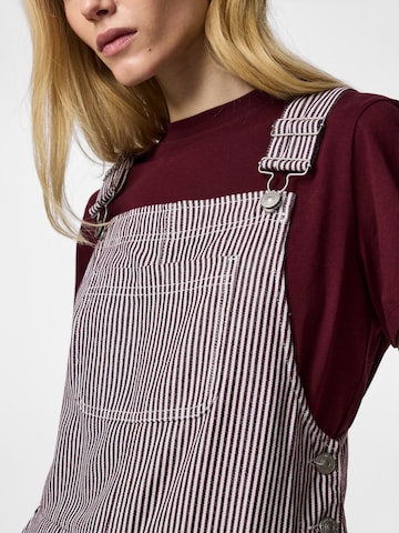 PIECES Regular Hängselbyxa 'PCAllo' i röd