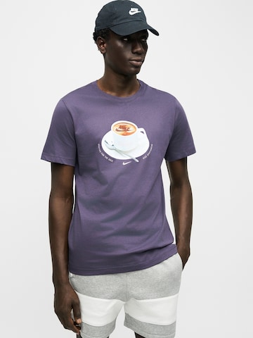 lillā Nike Sportswear T-Krekls 'CAFE SWOOSH MUG': no priekšpuses
