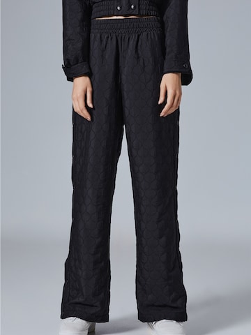 4TAILORS - Loosefit Calças 'Urban' em preto: frente