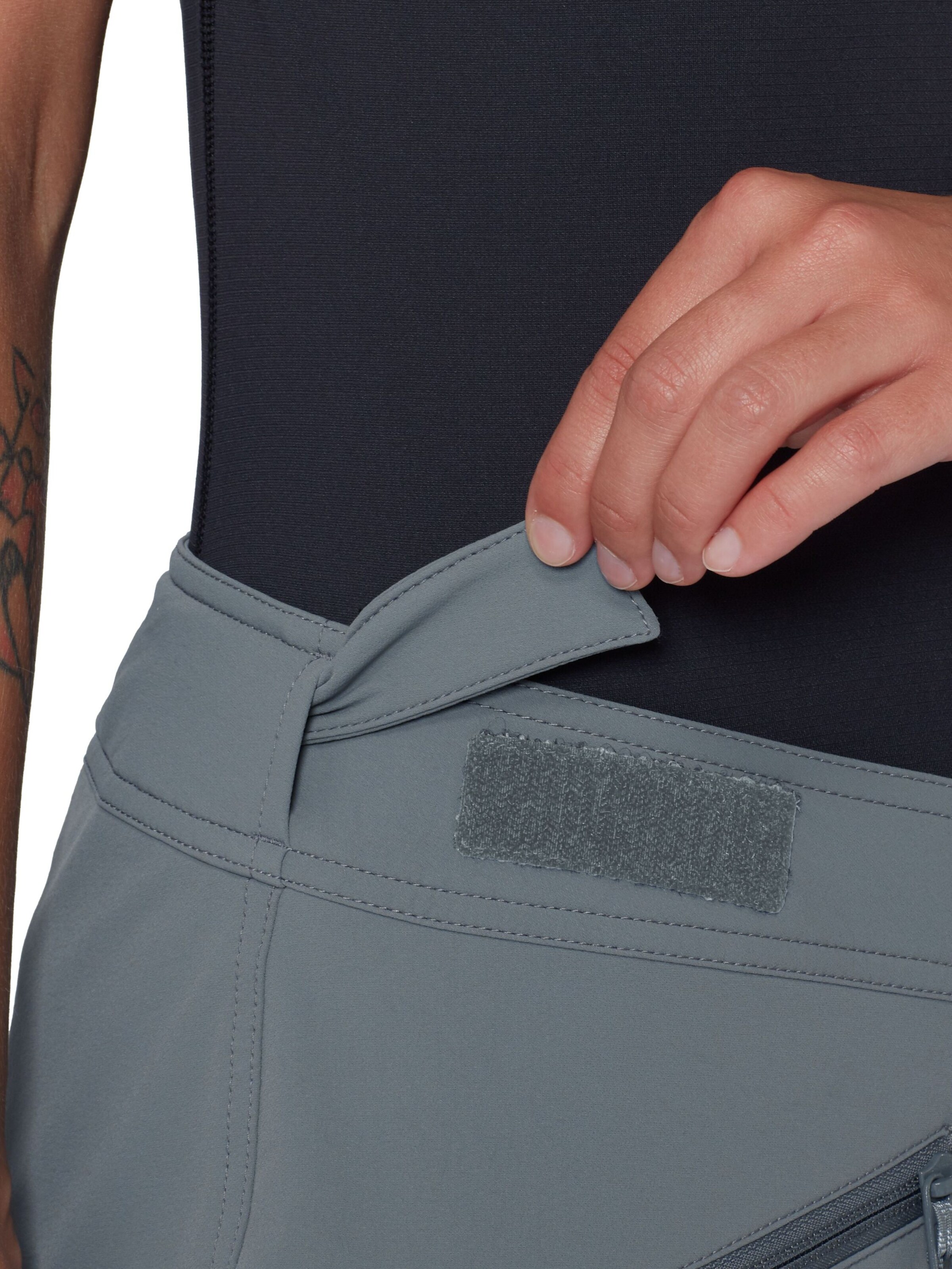 MAMMUT Regular Outdoor Pants in Grey