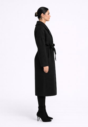 Elara Mantel in Schwarz