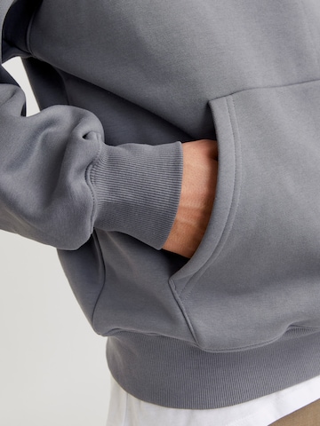JACK & JONES - Sweatshirt 'JJUrban Edge' em cinzento
