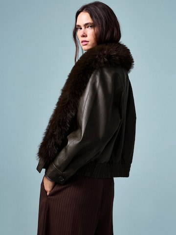 Bershka Tussenjas in Bruin