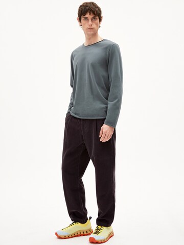 T-Shirt 'MAARKOS' ARMEDANGELS en gris