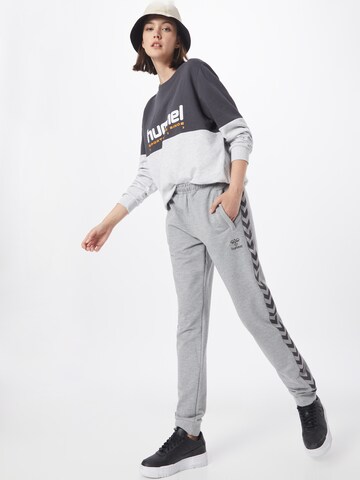 Hummel Tapered Hose in Grau