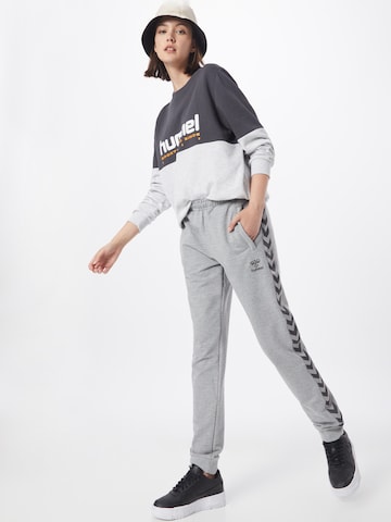 Effilé Pantalon de sport Hummel en gris