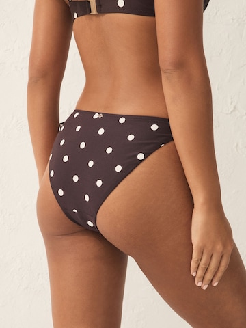 Slip costum de baie de la Next pe maro