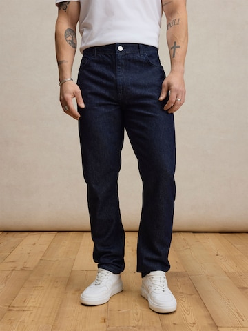 DAN FOX APPAREL Regular Jeans 'Carlo' in Blauw: voorkant