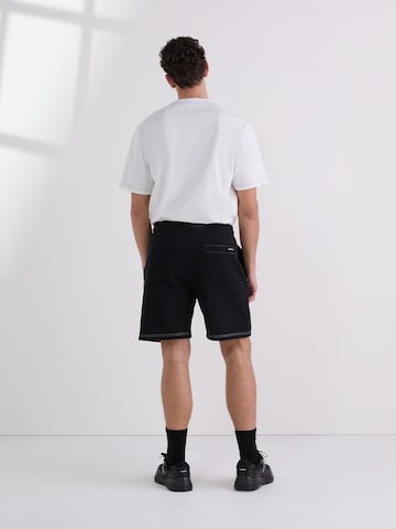 Regular Pantaloni de la Karl Lagerfeld pe negru