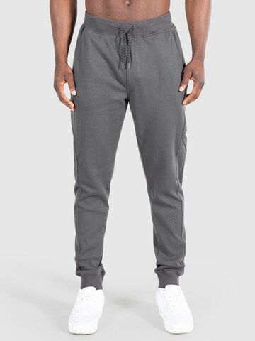 Effilé Pantalon 'Jones' Smilodox en gris : devant