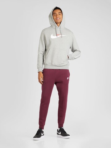 Tapered Pantaloni 'Club Fleece' de la Nike Sportswear pe roșu